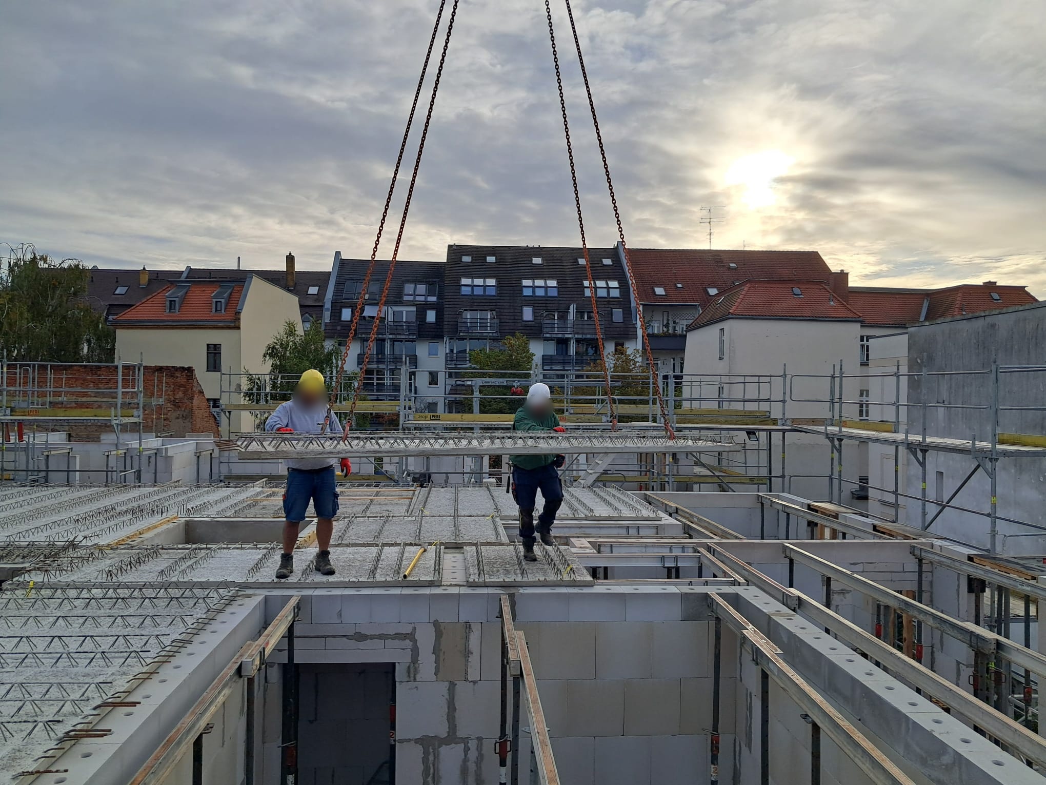 Kran hebt Deckenelement auf Haus 8 der Baustelle Kran hebt Deckenelement auf Haus 8 der Baustelle LA VIDA – SAKURA in Leipzig
