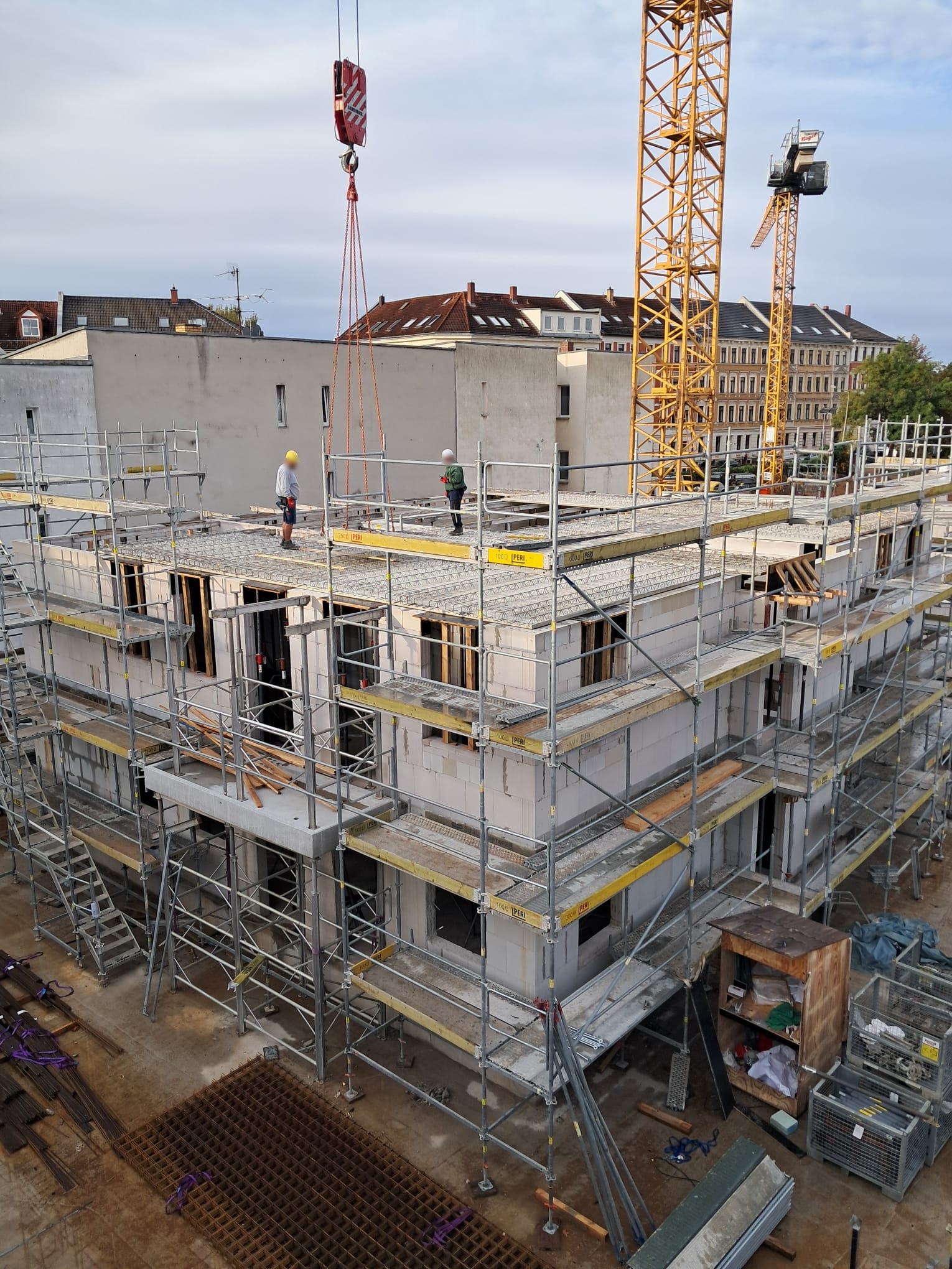 Haus 8 von LA VIDA – SAKURA mit Haus 8 von LA VIDA – SAKURA mit verlegten Decken über dem 1. Obergeschoss und Turmdrehkranen