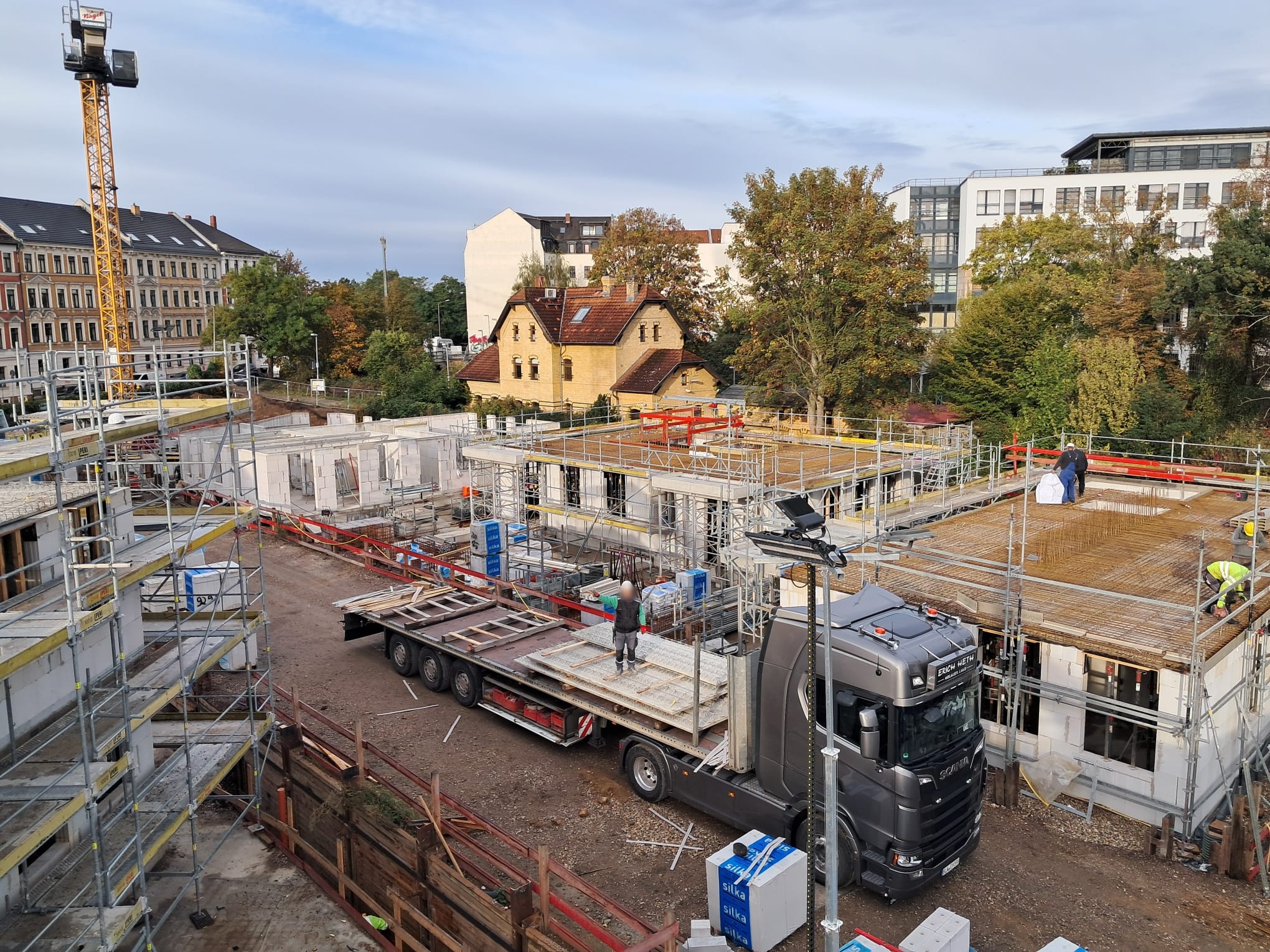 Anlieferung von Deckenelementen per Tieflader auf der Baustelle Kirschbergstraße